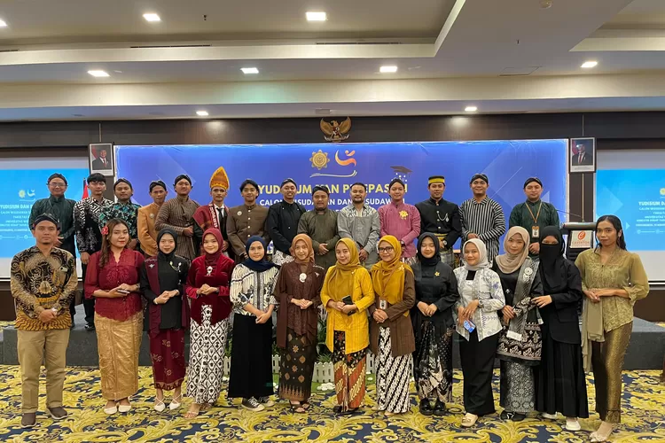 Program Studi (Prodi) Kewirausahaan Fakultas Ekonomi (FE) Universitas Widya Mataram (UWM) melaksanakan yudisium menggunakan baju adat.  (Foto: Dok. Istimewa)