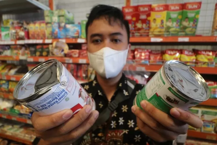 Ilustrasi - Petugas menemukan krimer dengan kondisi kaleng penyok saat sidak kelayakan makanan minuman kemasan di salah satu pusat perbelanjaan di Kediri, Jawa Timur, Kamis (6/4/2023) (ANTARA FOTO/Prasetia Fauzani)