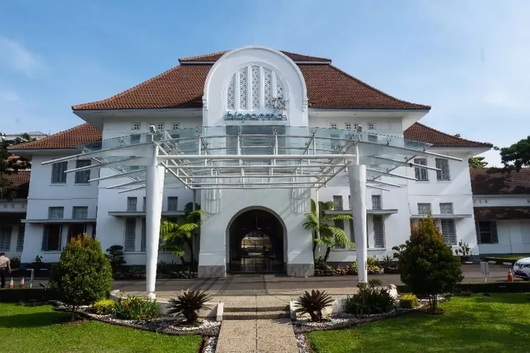 PT Bio Farma (Persero) meraih sertifikat halal dari Badan Penyelenggara Jaminan Produk Halal (BPJPH) untuk produk Enoxaparin Sodium di Bandung, Jawa Barat, Kamis (14/8/2025).  (ANTARA/HO-Bio Farma)