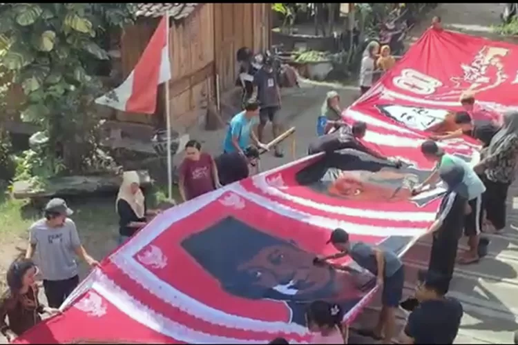 Proses pembuatan batik bergambar delapan Presiden.  (Amin Kuntari )