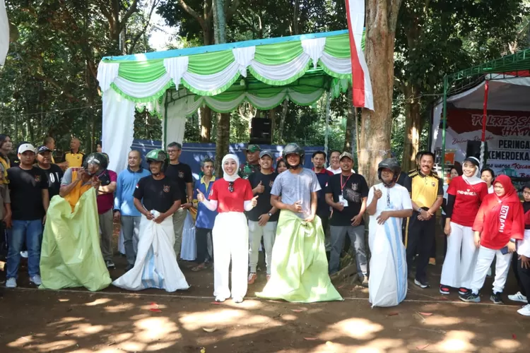 Polisi dan Masyrakat Kecandran Salatiga bersama memeriahkan peringatan HUT ke 80 Kemerdekan RI (Foto: Humas Polres Salatiga)