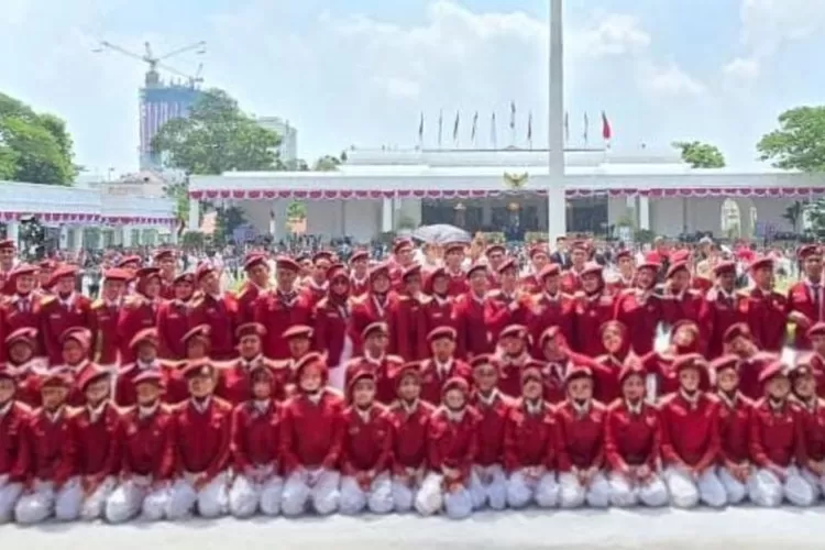 Paduan Suara Sekolah Rakyat yang terdiri dari 100 siswa-siswi Sekolah Rakyat yang ikut meramaikan peringatan HUT ke-80 RI di Istana Merdeka, Jakarta, Minggu (17/8/2025).  (ANTARA/HO-Kemensos)