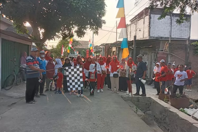 Ratusan warga Rendeng Kulon Timbulharjo Sewon Bantul mengikuti jalan sehat, Senin (18/8), menyemarakkan HUT ke-80 Republik Indonesia. (Foto: Dok. Istimewa)