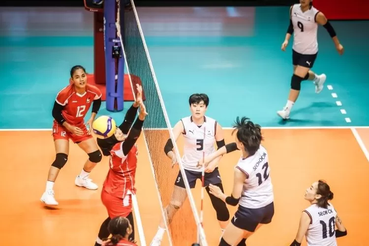 Laga Timnas Indonesia (kiri) menghadapi Korea Selatan pada Kejuaraan Dunia Bola Voli U-21 Putri Tahun 2025 di Jawa Pos Arena, Surabaya, Sabtu (16/8/2025) malam.  (ANTARA/HO-PBVSI)