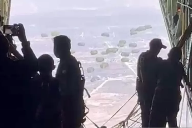  Pengiriman bantuan Indonesia untuk Palestina, yang dilakukan Badan Amil Zakat Nasional (Baznas) RI bersama Tentara Nasional Indonesia (TNI) melalui jalur udara (airdrop).  (ANTARA/HO-Baznas RI)