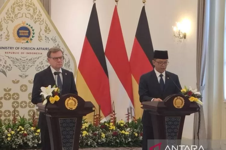 Menteri Luar Negeri RI Sugiono (kanan) memberikan Pernyataan Bersama dengan Menteri Luar Negeri Jerman Johann Wadephul di Jakarta, Rabu (20/8/2025).  (ANTARA/Cindy Frishanti)