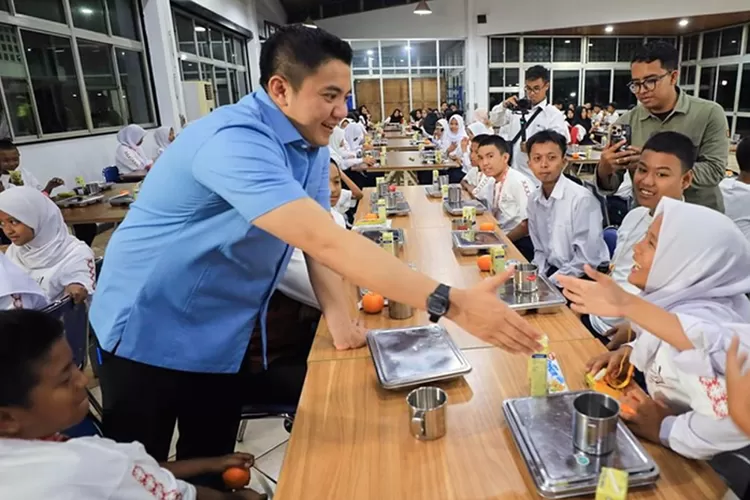 Sekretaris Kabinet (seskab) Teddy Indra Wijaya saat melakukan kunjungan untuk bertemu dengan pelajar di Sekolah Rakyat Menengah Pertama (SRMP) 10 Cibinong, Kab. Bogor, pada 27 Juli 2025 lalu. ( Instagram.com/@sekretariat.kabinet)