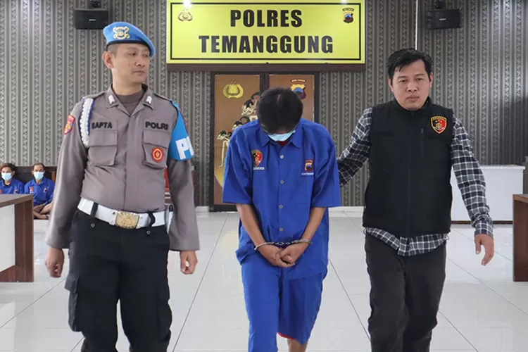 Pencuri di rumah kosong bonyok dihajar warga. (Arif Zaini Arrosyid)