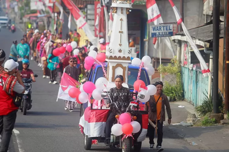 Ratusan warga Karangjambe, Banguntapan, Bantul mengikuti kirab berkeliling dusun setempat dengan mengenakan kostum dan atribut bertema ragam nusantara untuk memeriahkan HUT ke-80 Proklamasi Republik Indonesia, Minggu (24/8/2025).  (Foto: Dok. Istimewa)