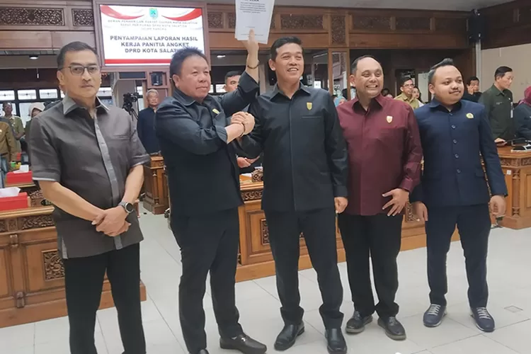 Ketua Panitia Angket DPRD Salatiga menyerahkan laporan hasil kerja kepada Ketua DPRD Salatiga.  (Edy Susanto HM )