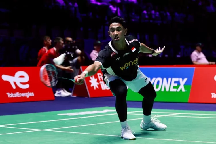 Tunggal putra Indonesia Alwi Farhan saat menghadapi wakil Vietnam Nguyen Hai Dang pada babak pertama Kejuaraan Dunia BWF 2025 di Adidas Arena, Paris, Prancis, Selasa (26/8/2025). Alwi menang dua gim langsung 22-20, 21-13.  (ANTARA/HO-PBSI)