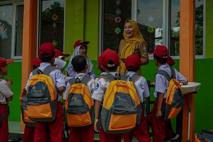 BRI menyalurkan bantuan beasiswa bagi pelajar.  (Dok BRI)