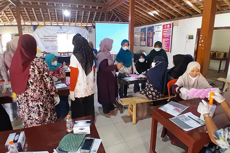 Suasana rangkaian pelatihan membuat sabun mandi dan balsam menggunakan bahan-bahan alami di Kenteng, Karangmojo, Gunungkidul.  (Dok. UMBY)