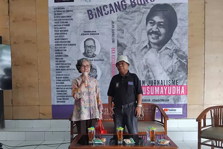 Prof. Dr. Sari Bahagiarti istri almarhum Drs. Oka Kusumayudha memberi kesan setelah menerima buku Jalan Jurnalisme Oka Kusumayudha dari Ons Untoro. ( Teguh Priyono )