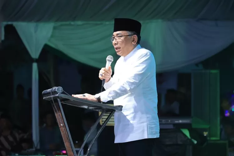  Ketua Pengurus Besar Nahdlatul Ulama (PBNU) Yahya Cholil Staquf saat menghadiri puncak Haul Al Marhumin, sesepuh dan warga Pondok Pesantren Buntet Cirebon, Jawa Barat, Sabtu (2/8/2025).  (ANTARA/HO-Divisi Humas Polri)