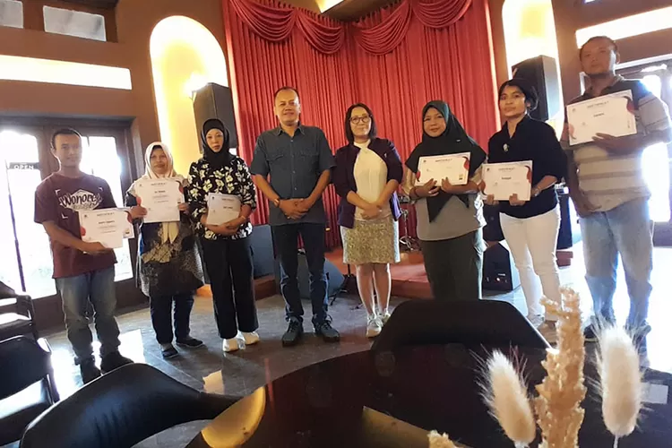 Dirut PT Taru Martani, Widayat Joko Priyanto (empat dari kiri) berfoto bersama enam karyawan perusahaan yang mendapatkan penghargaan sebagai pegawai teladan.  (Foto: Sutriono)