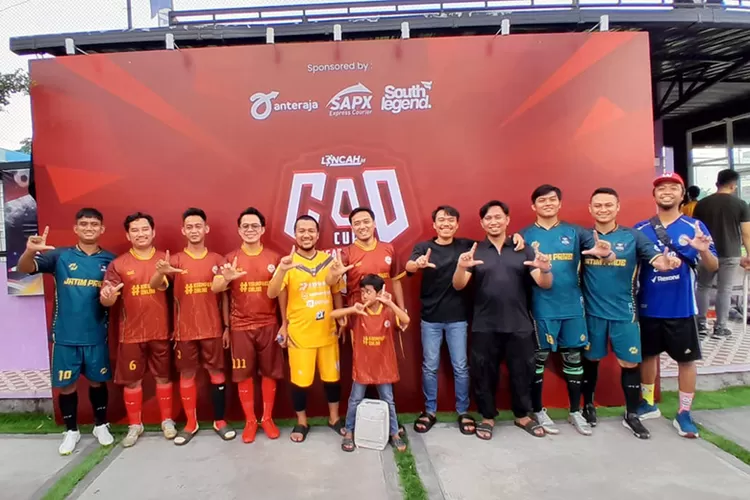 Tim Lincah.id dan sejumlah seller berfoto bersama di sela laga COD Cup: Laga Merdeka 2025 di JEC Mini Soccer, Banguntapan, Bantul, Sabtu (30/8/2025).  (Foto: Sutriono)