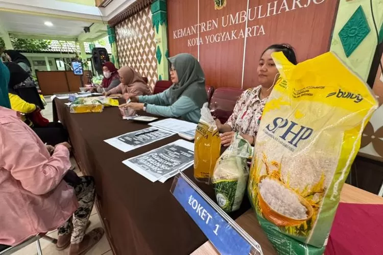 Penyaluran beras SPHP di Kemantren Umbulharjo Yogyakarta  (Dok. Bulog DIY)