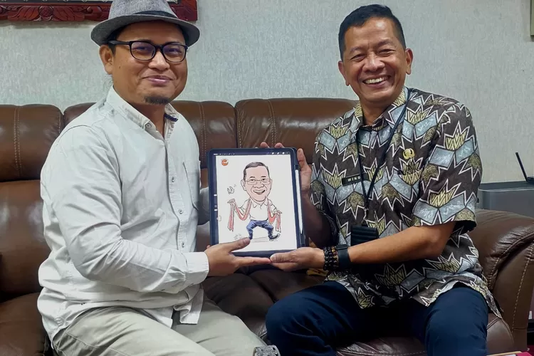 Kadisbudpar Kota Semarang, R. Wing Wiyarso Poespojoedho saat menerima audiensi Presidium Persatuan Kartunis Indonesia yang dipimpin Abdullah Ibnu Thalhah.  (Foto: Dok. Istimewa)