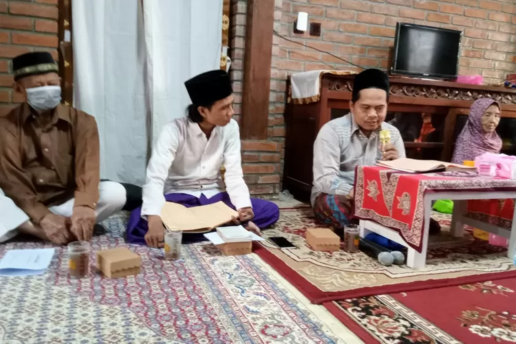 Pengajian NgaSSo (Ngaji Sabtu-Sore) di Nitiprayan, Kasihan, Bantul membahas syair klasik penuh makna, Qasidah Burdah karya Imam al-Bushiri.  (Foto: Dok. Istimewa)