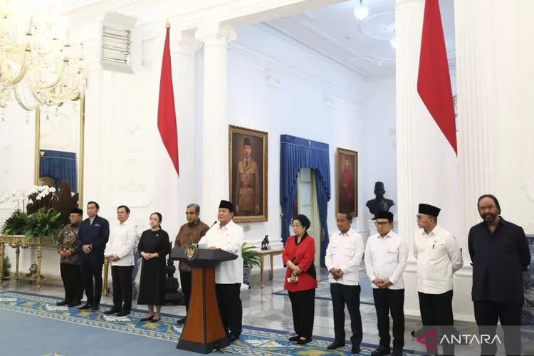 Presiden Prabowo Subianto menyampaikan pernyataan hasil pertemuan dengan pemimpin partai politik dan lembaga negara di Istana Merdeka, Jakarta, Minggu (31/8/2025).  (ANTARA/HO-Tim Media Presiden Prabowo Subianto.)
