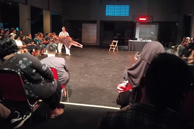 Salah satu adegan penampilan The Rest of Lives.  (Teguh Priyono)