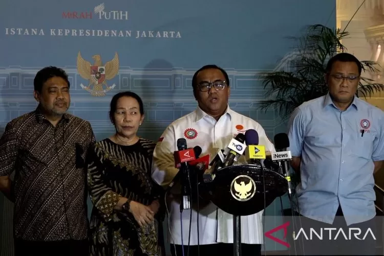 Presiden Konfederasi Serikat Pekerja Seluruh Indonesia (KSPSI) Andi Gani Nena Wea memberikan keterangan pers di Istana Kepresidenan Jakarta, Senin (1/9/2025) malam.  (ANTARA/Pradana Tampi)