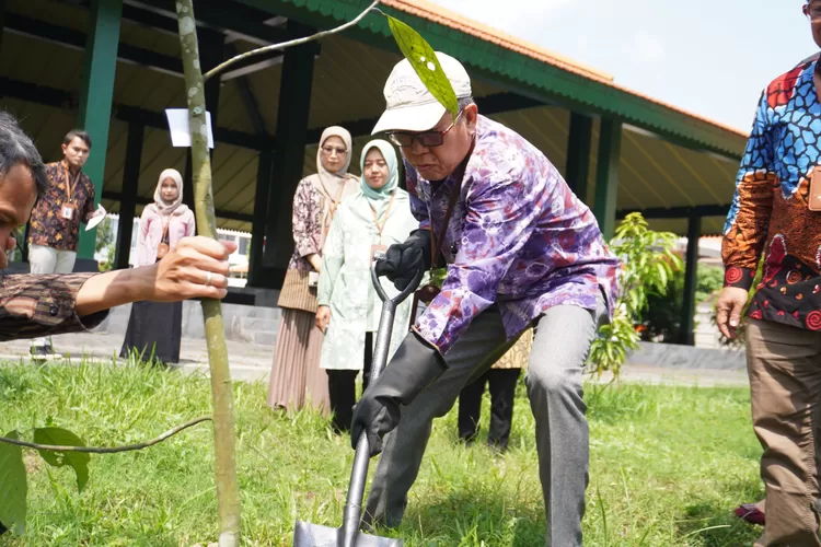 Rektor UWM, Prof. Dr. Edy Suandi Hamid, M.Ec. menanam pohon Kampus Terpadu, Banyuraden, Gamping, Sleman, Selasa (2/9), menandai dimulainya rangkaian Dies Natalis ke-43 Universitas Widya Mataram.  (Foto: Dok. Istimewa)