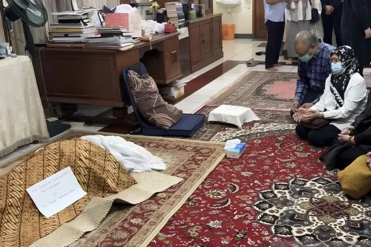 Jenazah musisi legendaris asal Bandung, Raden Darmawan Dajat Hardjakusumah atau lebih dikenal sebagai Acil Bimbo saat disemayamkan di Kota Bandung, Jawa Barat, Selasa (2/9/2025). ( ANTARA/Rubby Jovan)