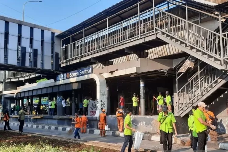 Aksi bersih-bersih Jakarta Jaga Jakarta yang dilakukan para petugas kebersihan dibantu masyarakat di Halte Transjakarta Senen, Senin (1/9/2025). (ANTARA/Lia Wanadriani Santosa )