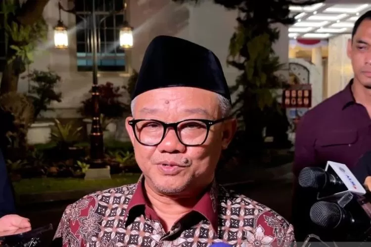 Menteri Pendidikan Dasa dan Menengah (Mendikdasmen) Abdul Mu'ti memberikan keterangan usai menghadiri rapat terbatas dengan Presiden Prabowo Subianto di Istana Kepresidenan Jakarta, Rabu (27/8/2025).  (ANTARA/Mentari Dwi Gayati )