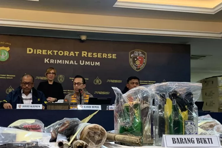 Polda Metro Jaya pada Selasa (2/9/2025) mengumumkan penangkapan enam tersangka yang diduga menghasut pelajar dan anak-anak untuk melakukan kerusuhan dalam unjuk rasa di wilayah DKI Jakarta pada 25 dan 28 Agustus 2025.  (ANTARA/Mario Sofia Nasution)