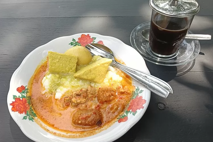 Seporsi bubur lemu bisa didampingi minuman khas, misalnya kopi Mataraman. (Foto: Sulistyanto) 