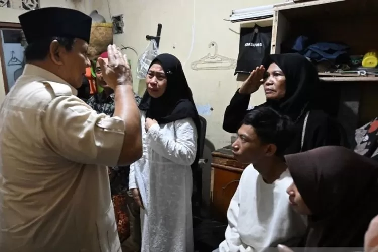 Presiden RI Prabowo Subianto menyambangi rumah duka keluarga pengemudi ojek online Affan Kurniawan di Jalan Tayu, Menteng, Jakarta Pusat, Jumat (29/8/2025) malam.  (ANTARA/HO-Tim Media Presiden Prabowo Subianto)