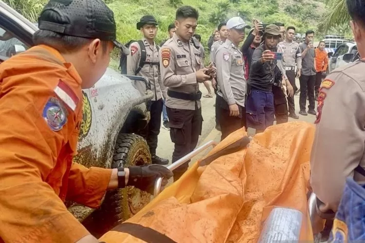 Tim SAR gabungan mengevakuasi potongan badan yang baru ditemukan dari sekitar bangkai Helikopter BK117 D3 yang jatuh di kawasan hutan pegunungan, di Posko 3 Desa Emil Baru, Kecamatan Mentewe, Tanah Bumbu, Kalimantan Selatan, Kamis (4/9/2025).  (ANTARA/Sujud Mariono)
