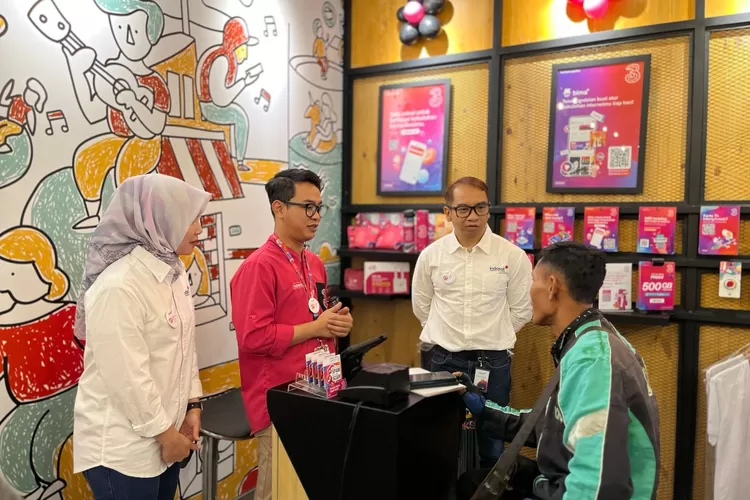 EVP Head of Circle Java Indosat Ooredoo Hutchison, Fahd Yudhanegoro (dua dari kanan) menyapa dan mendengar langsung masukan pelanggan di 3Store, Semarang, Kamis (4/9/2025).  (Foto: Dok. Istimewa)