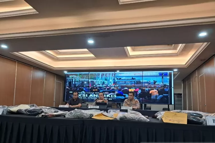 Wakil Direktur Reserse Kriminal Umum Polda Metro Jaya AKBP Putu Kholis Aryana (kiri) bersama Kabid Humas Kombes Pol Ade Ary dan Kasubid Penmas AKBP Reonald saat jumpa pers di Jakarta, Kamis (4/9/2025). (ANTARA/Mario Sofia Nasution)