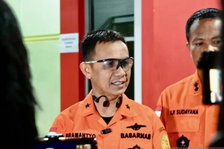 Direktur Operasi Basarnas Laksamana Pertama TNI Yudhi Bramantyo memberikan keterangan terkait kecelakaan Helikopter BK117 D3 saat jasad korban tiba di Rumah Sakit Bhayangkara Banjarmasin, Kalimantan Selatan, Jumat (5/9/2025). ( ANTARA/Tumpal Andani Aritonang )