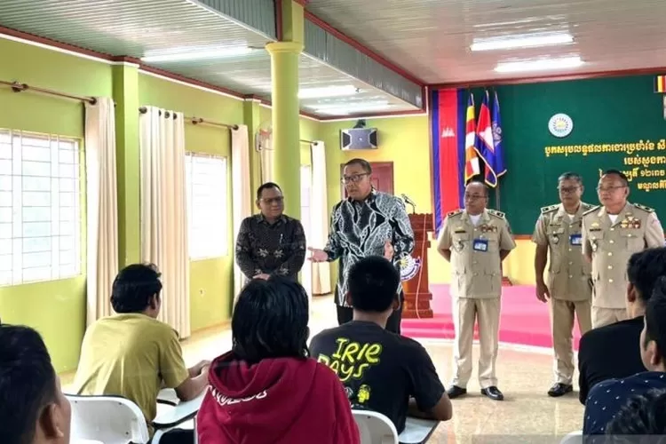 Suasana saat Duta Besar (Dubes) Republik Indonesia untuk Kamboja Santo Darmosumarto bertemu 13 WNI yang ditangkap otoritas Kamboja karena terlibat penipuan daring di provinsi Mondulkiri, Kamboja, Rabu (3/9/2025).  (ANTARA/HO-KBRI Phnom Penh)