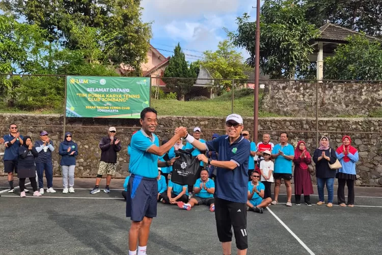 Pertandingan persahabatan Tim Sekar Tayang Tennis Club (STTC) Yogyakarta dengan Tim Purna Karya Tennis Club (PKTC) Jombang di lapangan tenis Griya Perwita Wisata Jalan Kaliurang Sleman, Minggu (7/9).  (Foto: Dok. Istimewa)