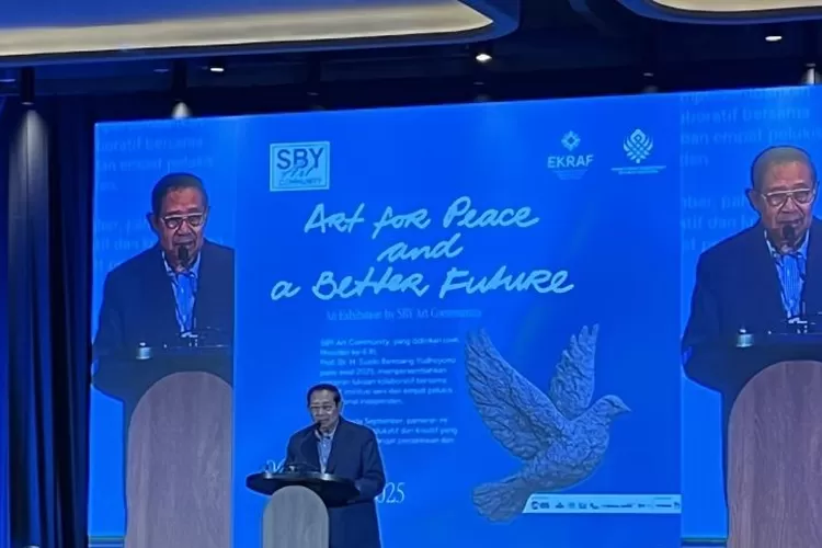 Presiden ke-6 RI, Susilo Bambang Yudhoyono (SBY) dalam sambutannya pada pembukaan pameran seni bertajuk "Art for Peace and A Better Future" di Astha District, Jakarta Selatan, Sabtu (6/9/2025).  (ANTARA/Sri Dewi Larasati)