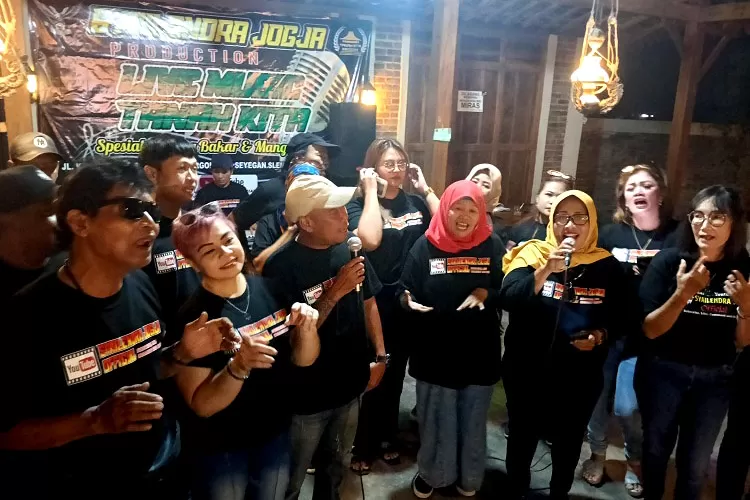 Suasana kopdar Syailendra Jogja Production, antara lain ada foto maupun menyanyi bersama. (Foto: Sulistyanto)