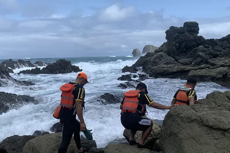 Saat Azka Nurfadilah dalam pencarian Tim SAR Satlinmas I DIY di Pantai Watutogok. (Bambang Purwanto)