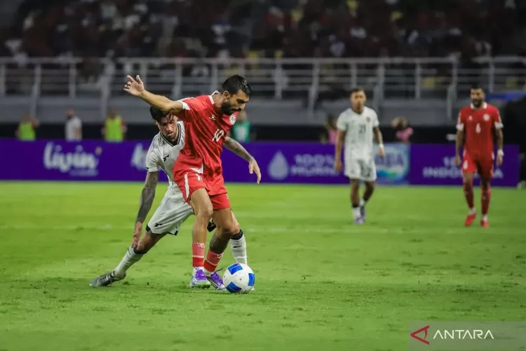 Kapten timnas Lebanon Mohamad Haidar dalam laga melawan timnas Indonesia di Stadion Gelora Bung Tomo (GBT), Surabaya, Senin (8/9/2025). Laga ini berakhir imbang 0-0.  (ANTARA FOTO/Rizal Hanafi)