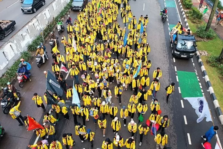 Ratusan mahasiswa saat mendatangi kawasan Gedung DPR/MPR Jakarta, Selasa (9/9/2025).  (ANTARA/Khaerul Izan )