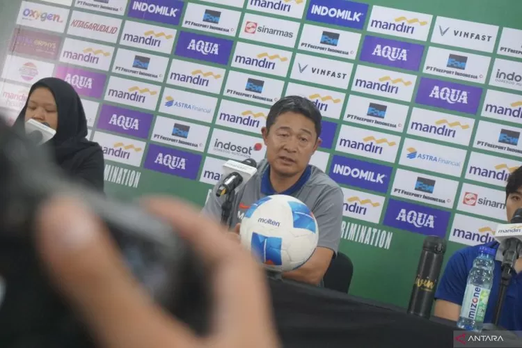 Pelatih timnas U-23 Korea Selatan Lee Min-sung berbicara para jumpa pers pasca pertandingan melawan tuan rumah timnas U-23 Indonesia di Stadion Gelora Delta Sidoarjo, Selasa (9/9/2025). Dalam laga terakhir Grup J Kualifikasi Piala Asia U-23 2026 ini, Korea Selatan meraih kemenangan 1-0.  (ANTARA/Zaro Ezza Syachniar)