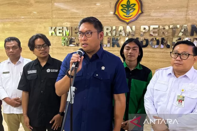 Wakil Menteri Pertanian Sudaryono dalam jumpa pers seusai membuka Seminar Nasional Mahasiswa Pertanian yang tergubung dalam Perhimpunan Organisasi Profesi Mahasiswa Sosial Ekonomi Pertanian Indonesia (Popmasepi) di Jakarta, Rabu (10/9/2025).  (ANTARA/Harianto)