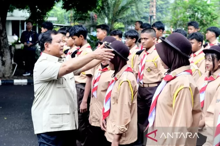 Presiden Prabowo Subianto merapikan baret seorang siswa Sekolah Rakyat Menengah Atas 10 (SRMA) Jakarta Selatan, Kamis (11/9/2025).  (ANTARA/HO-Biro Pers Media dan Informasi)
