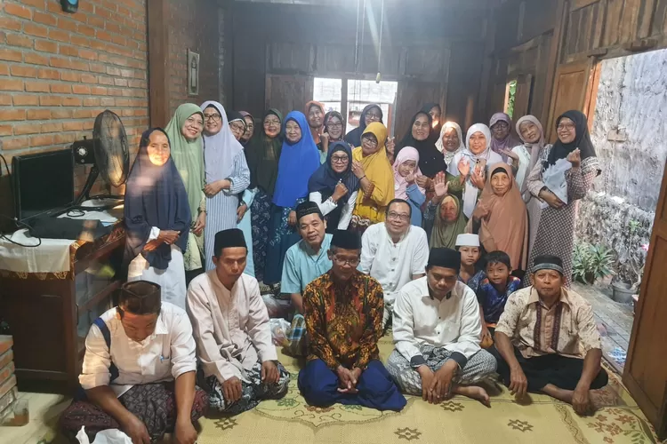 Jamaah saat menghadiri kajian rutin NgaSSo (Ngaji Sabtu Sore) di Alamo Homestay Nitiprayan, Ngestiharjo, Kasihan, Bantul, Sabtu (13/9/2025), yang mengangkat tema 'Kenapa kok sulit khusyuk dalam shalat?'  (Foto: Dok. Istimewa)