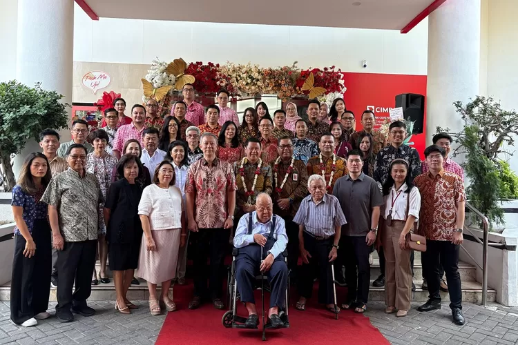 Jajaran CIMB Niaga bersama nasabah dan karyawan CIMB Niaga pada peresmian Digital Branch CIMB Niaga Solo-Slamet Riyadi 136, di Surakarta, Jumat (12/9/2025).  (Foto: Dok. Istimewa)